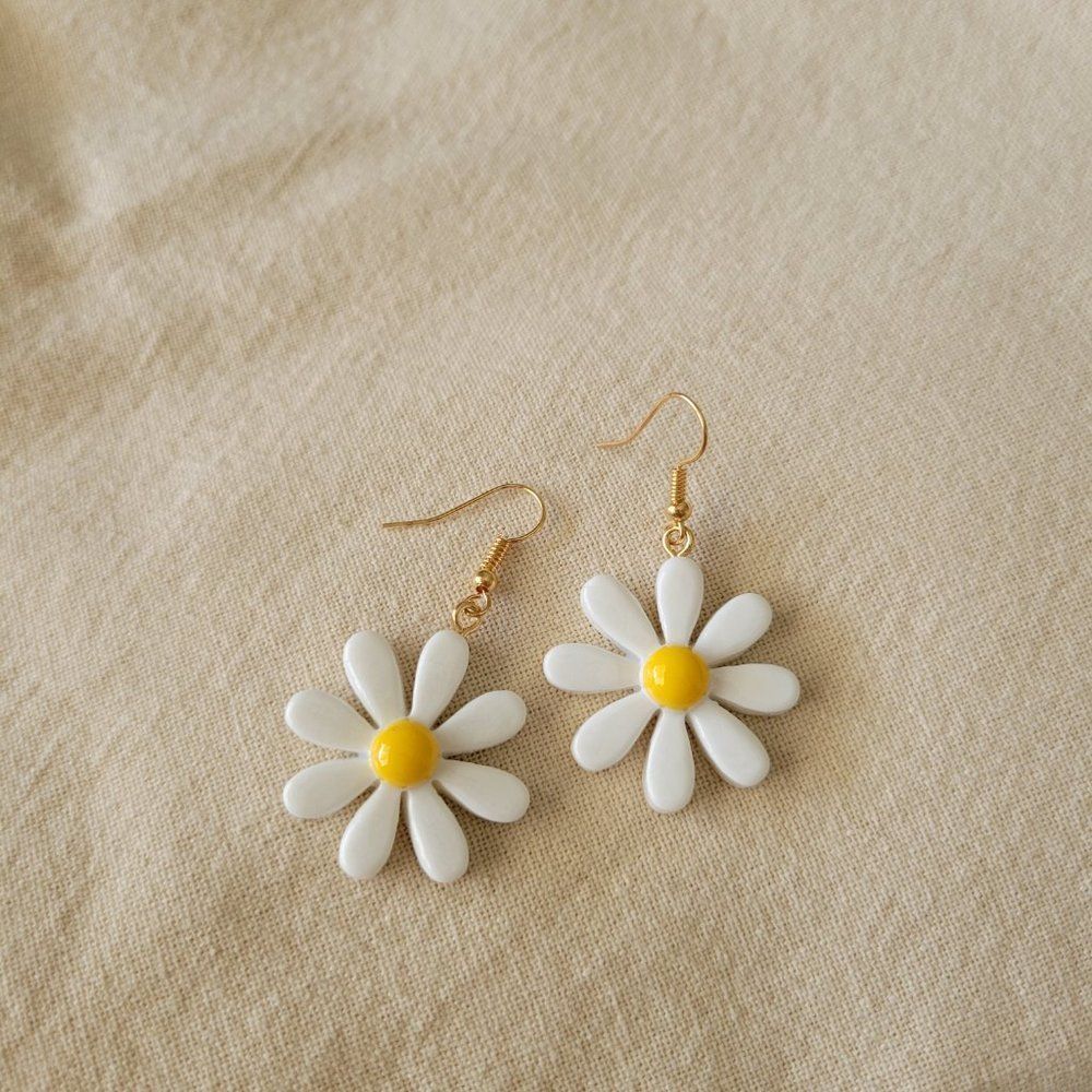 7/$35 White Flower Earrings Daisy Statement Earrings - Picture 6 of 10